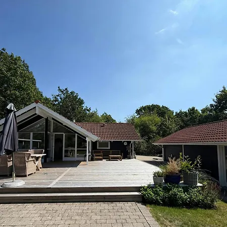 Bright Summer House With Deck Near Asserbo Hébergement de vacances *